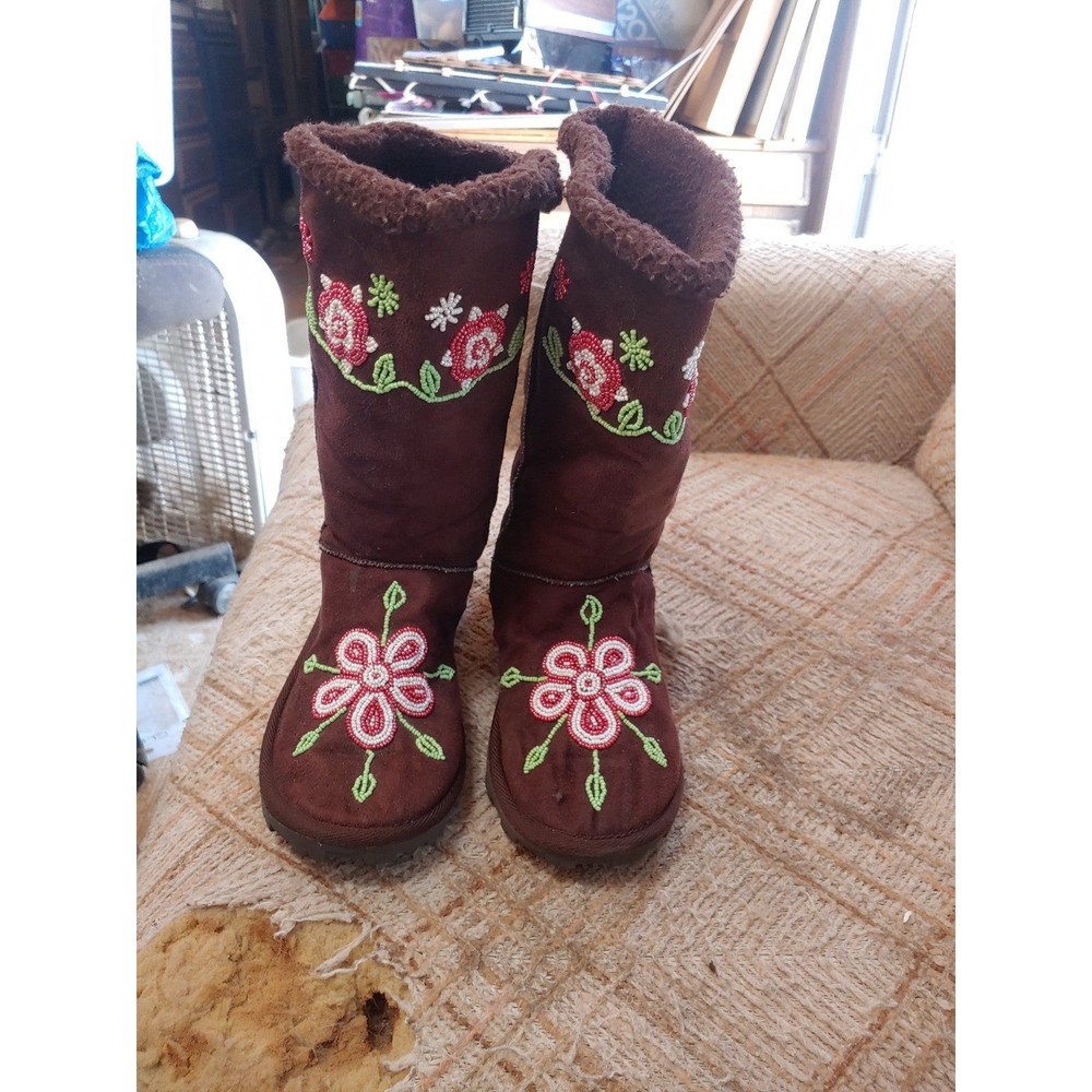 boots size 7t Suede like faux fur lined brown with embroidered floral design